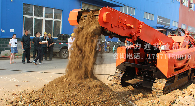 大坡度履带扒渣机.jpg